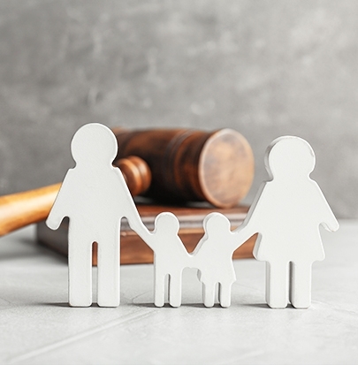 Figuren einer Familie aus weißem Holz